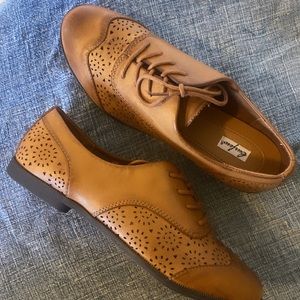 New in box women’s size 9.5 brown saddle shoes so cute flats brown cut out shoes